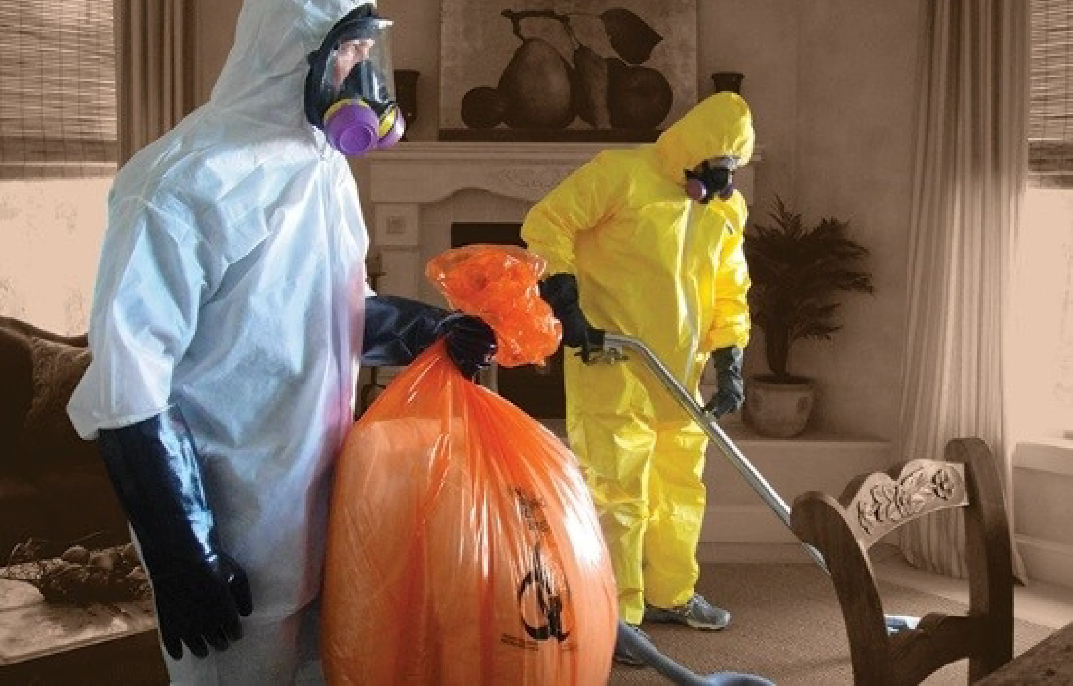 Personal con trajes de protección en descontaminación